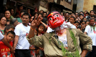 मृत आफन्तको सम्झनामा गाइजात्रा पर्व मनाईदै, पाए गाई नपाए मानिसलाई सिँगारेर घुमाउने प्रचलन, राजा प्रताप मल्लले शुरु गरेको किंवदन्ती (खासखबर)