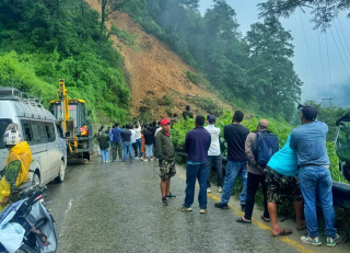 नागढुङ्गाको पहिरोः साढे ६ घण्टामा बल्ल एकतर्फी खुल्यो