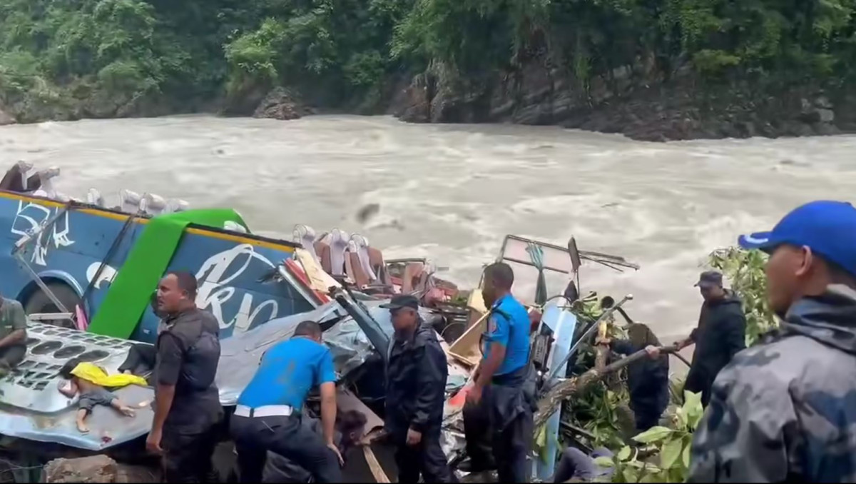 तनहुँ बस दुर्घटना : दुर्घटना स्थल अप्ठ्यारो भीर, गोताखोर र सशस्त्र प्रहरी उद्धारमा परिचालन