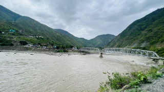 गुडिरहेको गाडी सुनकोशी नदीमा खस्दा तीन जना बेपत्ता,  जीप क्षतिग्रस्त अवस्थामा भेटियो