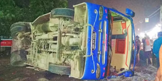 भारतको बिहारमा नेपाली तीर्थयात्री सवार  बस दुर्घटना, ३० जना घाइते