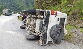 पर्वतमा एम्बुलेन्स दुर्घटना ; ३ जना घाइते, एकजना गम्भीर