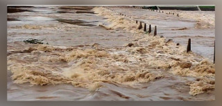 बागलुङमा बाढीले मोटरसाइकल र स्कुटर बगाउँदा दुई जनाको मृत्यु, एक बेपत्ता