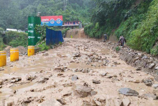 काठमाडौं–नौबिसे सडक पूर्णरुपमा अवरुद्ध