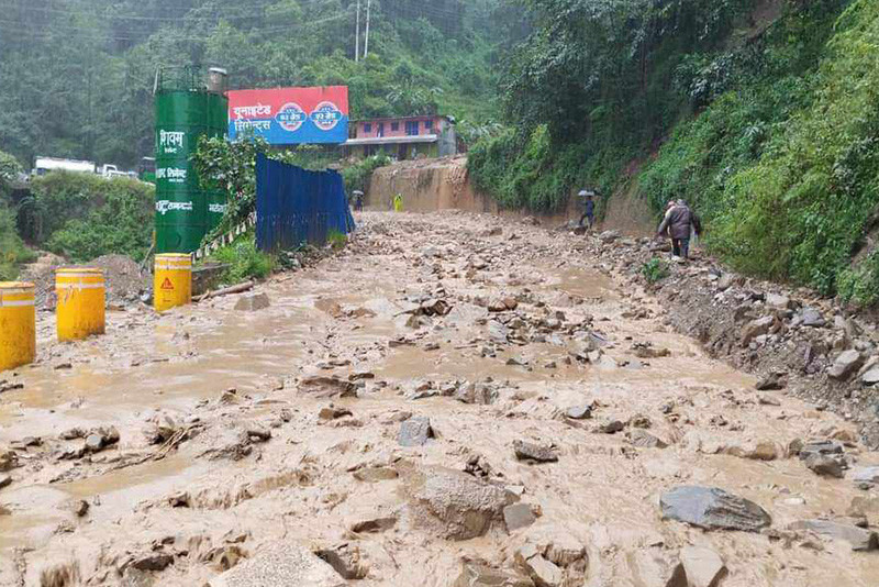 काठमाडौं–नौबिसे सडक पूर्णरुपमा अवरुद्ध