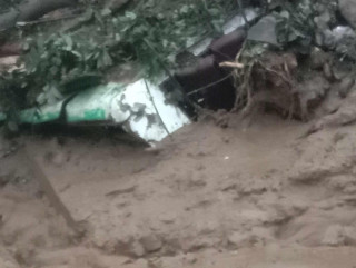 मुग्लिङ–काठमाडौं सडक खण्डको झ्याप्ले खोलामा बस पुरियो, विस्तृत विवरण आउन बाँकी
