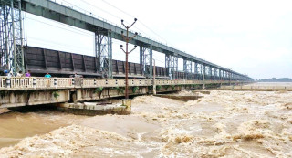 कोशी ब्यारेजमा पानीको बहाव उच्च भएपछि पैदलयात्रीलाई रोक