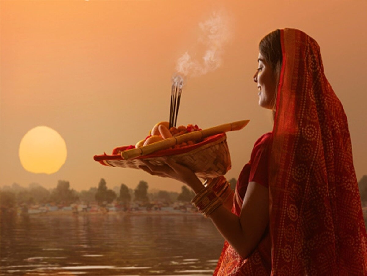 छठ पर्वको मुख्य दिन आज, अस्ताउँदो सूर्यलाई अर्घ  दिएर मनाइँदै