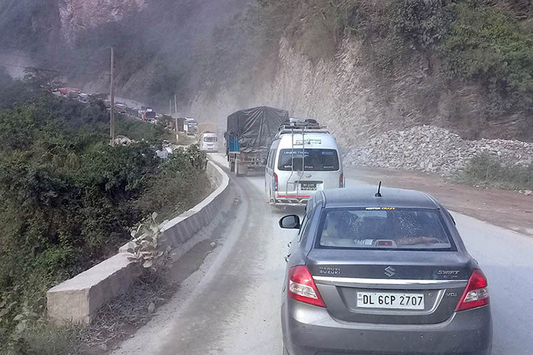 मुग्लिन पोखरा सडकखण्ड आजदेखी दैनिक साढे चार घण्टा बन्द हुने