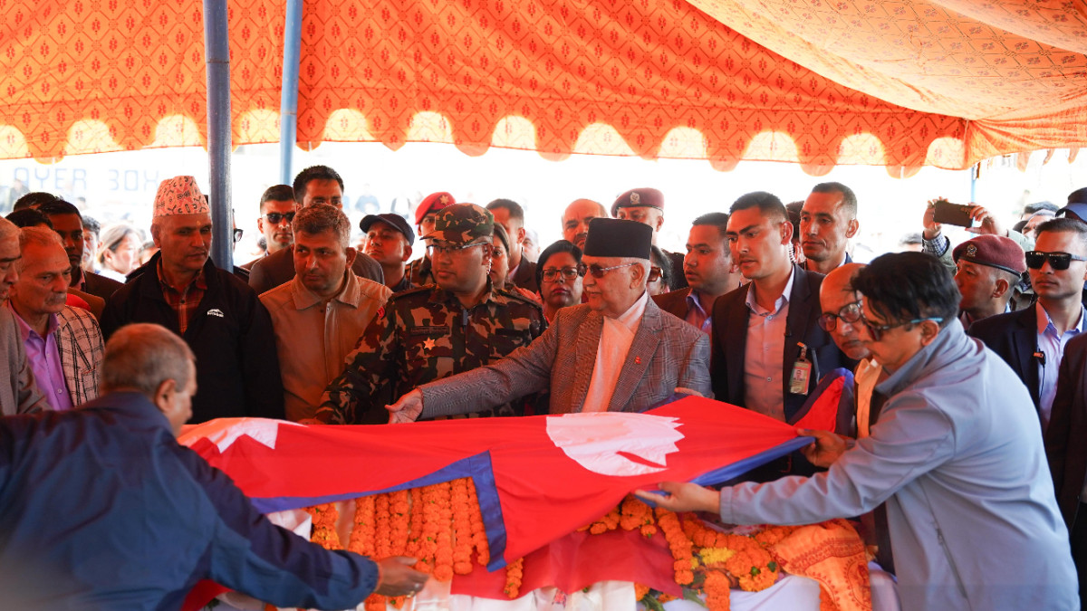 प्रधानमन्त्री ओलीद्वारा पूर्वसभामुख ढुंगानाप्रति राष्ट्रिय झण्डा ओढाएर अन्तिम श्रद्धाञ्जली अर्पण