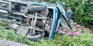 मकवानपुरमा बस दुर्घटना, १७ जना घाइते