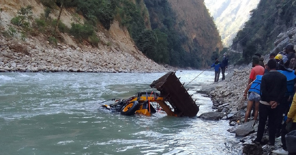 कर्णाली नदीमा चालक र सहचालक भएको डोजर पल्टियो, एकजना बेपत्ता