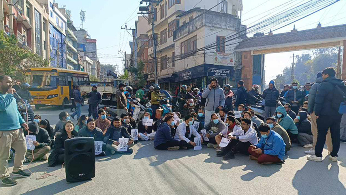 आवासीय चिकित्सकको आन्दोलन:आकस्मिक बाहेकका सबै सेवा ठप्प