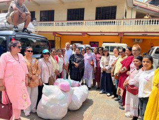 बाढी पीडित महिला र बालबालिकालाई महिला सङ्घको साथ